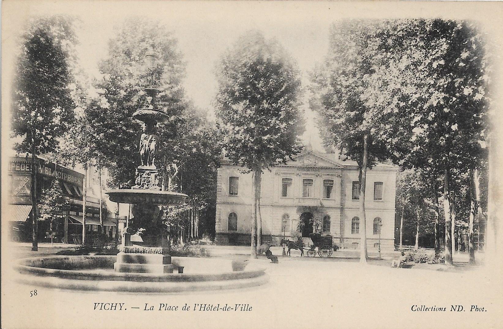 /France/FR_place_1903-1938_VICHY - La Place de l'Hotel-de-Ville.jpg